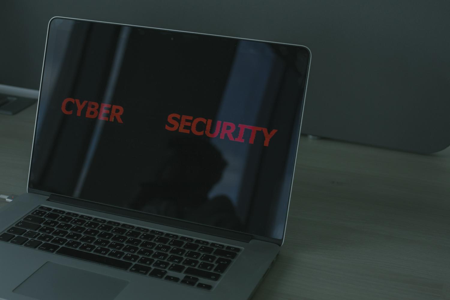 Primer plano de un ordenador portátil con texto de ciberseguridad, destacando una de las áreas tecnológicas más demandadas y críticas. Primer plano de un ordenador portátil con texto de ciberseguridad, destacando una de las áreas tecnológicas más demandadas y críticas.