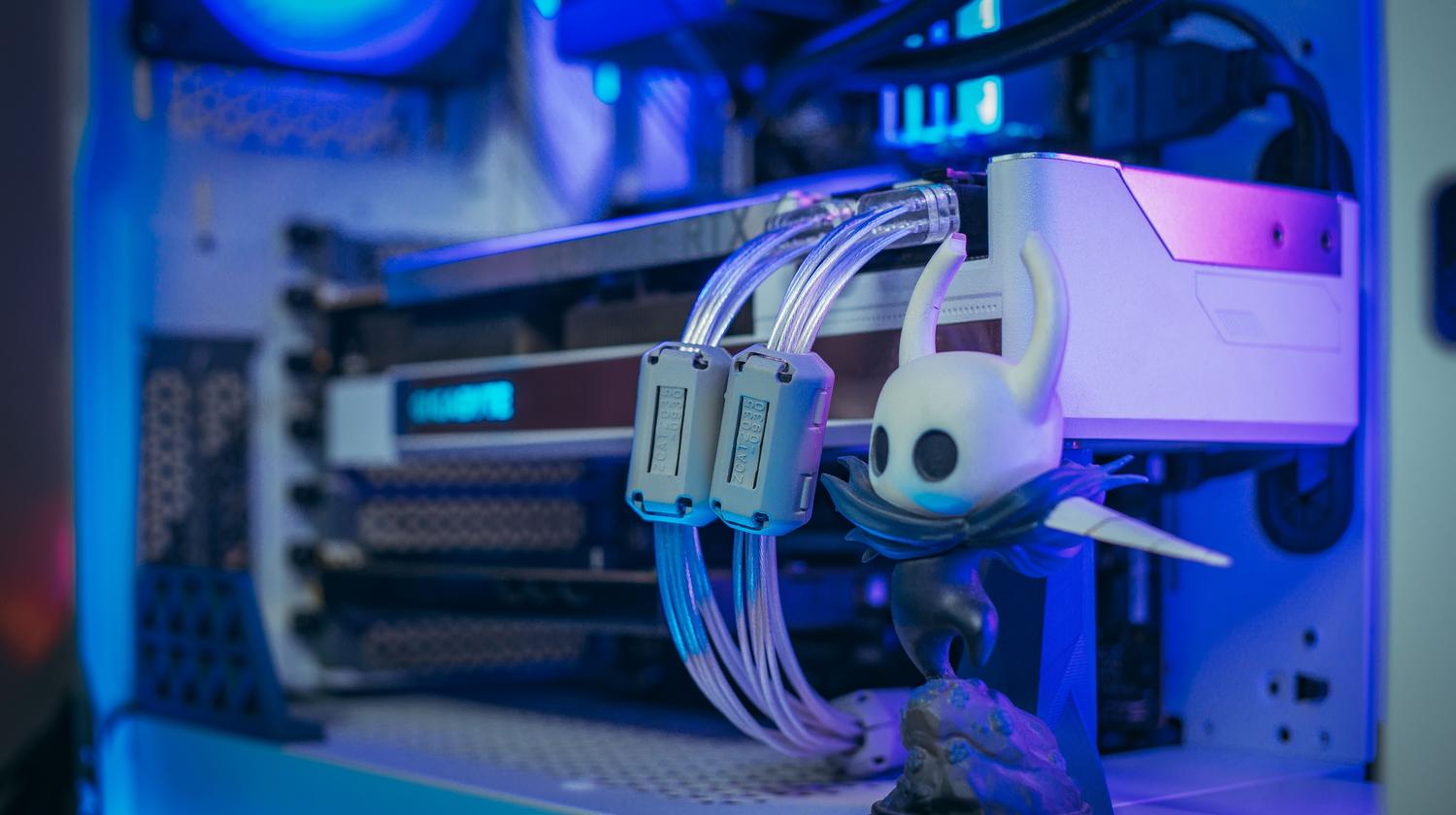 Configuración de PC gaming de gama alta con sistema de refrigeración líquida y estética blanca. Configuración de PC gaming de gama alta con sistema de refrigeración líquida y estética blanca.