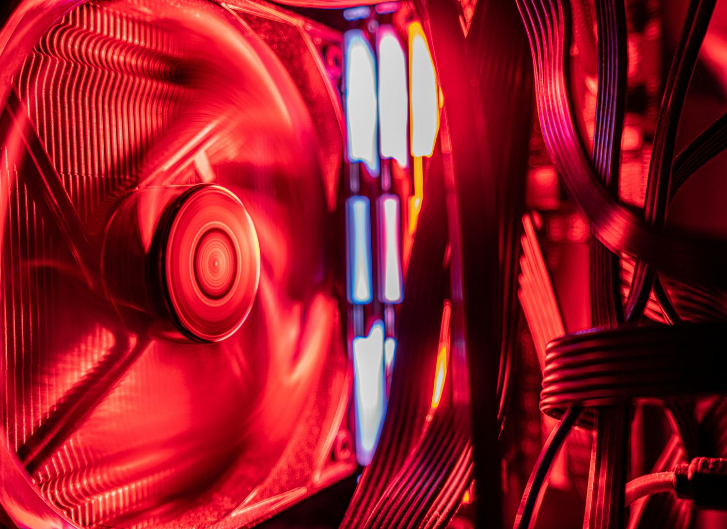 Iluminación RGB en los módulos de memoria RAM y ventiladores de un equipo de alto rendimiento. Iluminación RGB en los módulos de memoria RAM y ventiladores de un equipo de alto rendimiento.