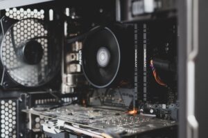 Vista detallada del interior de un PC con disipador de CPU y módulos de memoria RAM.