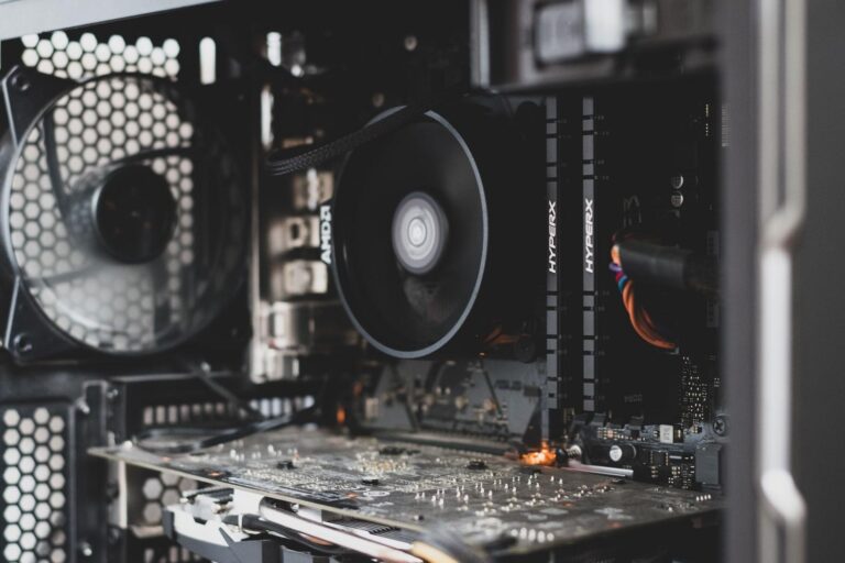 Vista detallada del interior de un PC con disipador de CPU y módulos de memoria RAM.