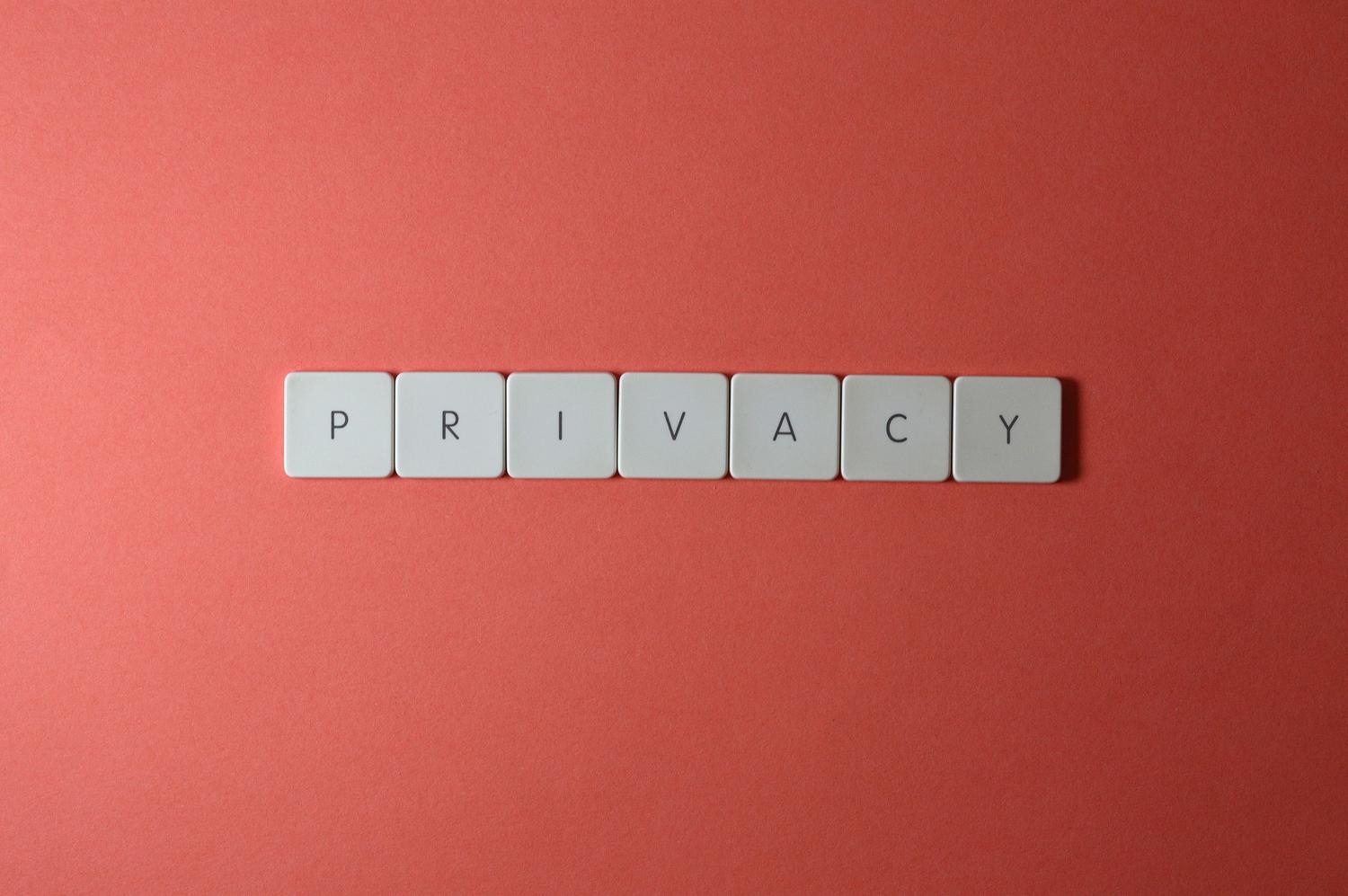 Concepto de privacidad de datos con letras que forman la palabra PRIVACY, destacando la ventaja de la IA local. Concepto de privacidad de datos con letras que forman la palabra PRIVACY, destacando la ventaja de la IA local.