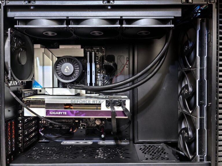 Interior de un PC de alta gama con tarjeta gráfica RTX, ideal para ejecutar modelos de lenguaje locales (LLM).