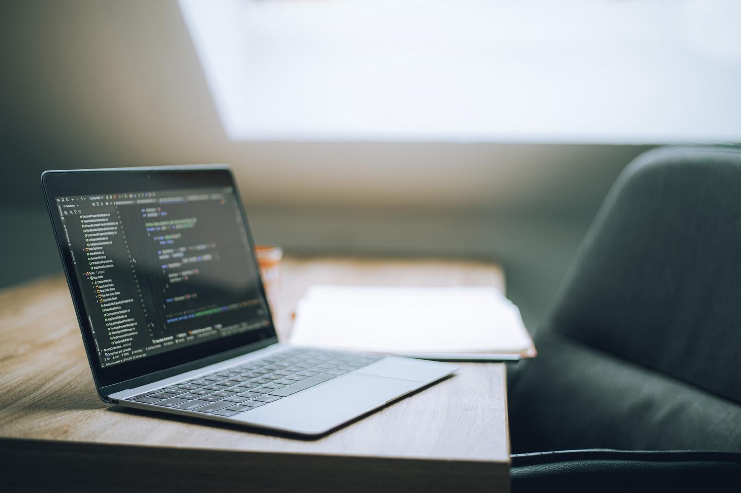 Laptop mostrando líneas de código en un escritorio moderno, representando la instalación de herramientas como Ollama o LM Studio. Laptop mostrando líneas de código en un escritorio moderno, representando la instalación de herramientas como Ollama o LM Studio.