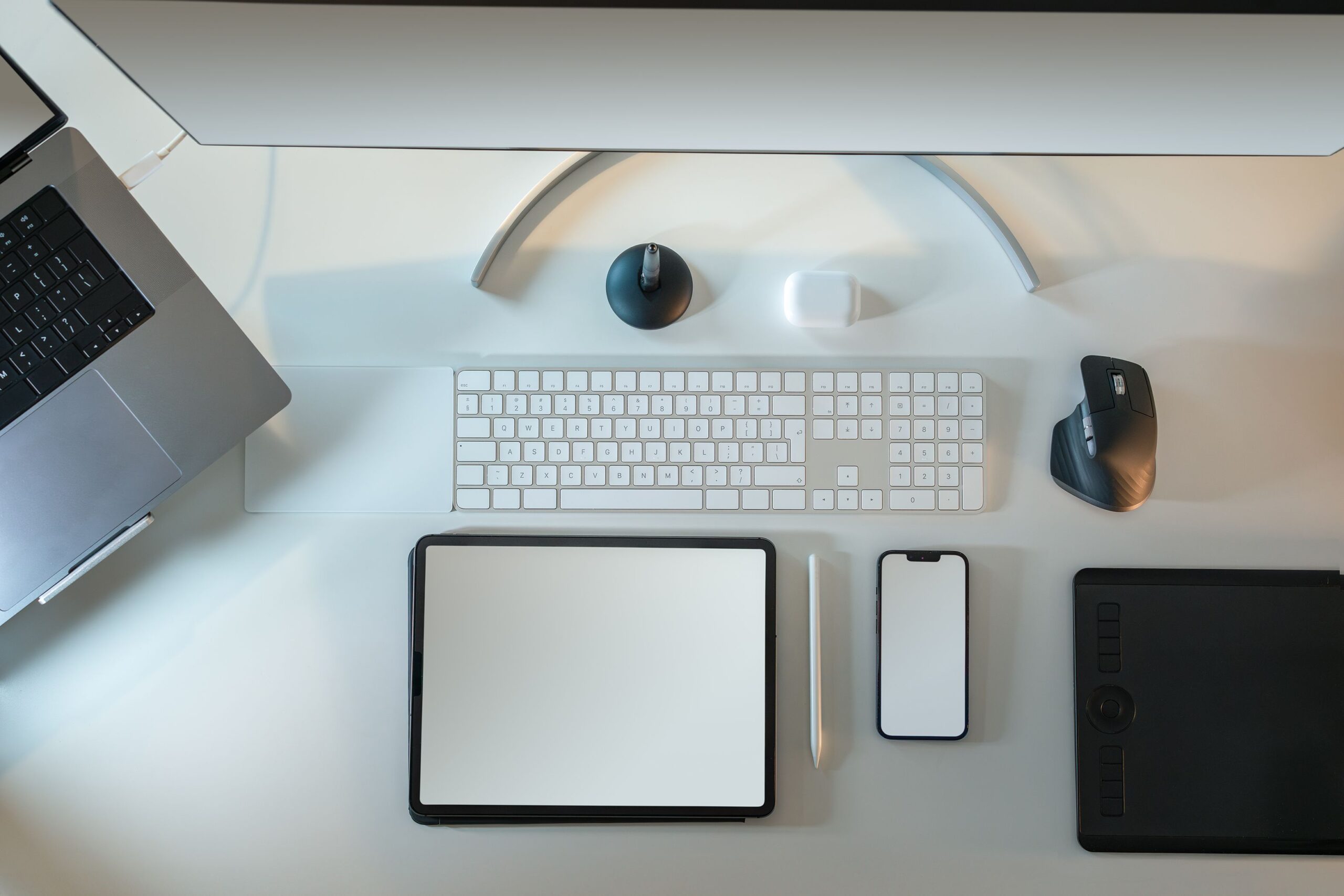 Espacio de trabajo tecnológico minimalista y organizado con teclado, ratón y tableta gráfica, evocando la eficiencia y optimización en el diseño web. Espacio de trabajo tecnológico minimalista y organizado con teclado, ratón y tableta gráfica, evocando la eficiencia y optimización en el diseño web.