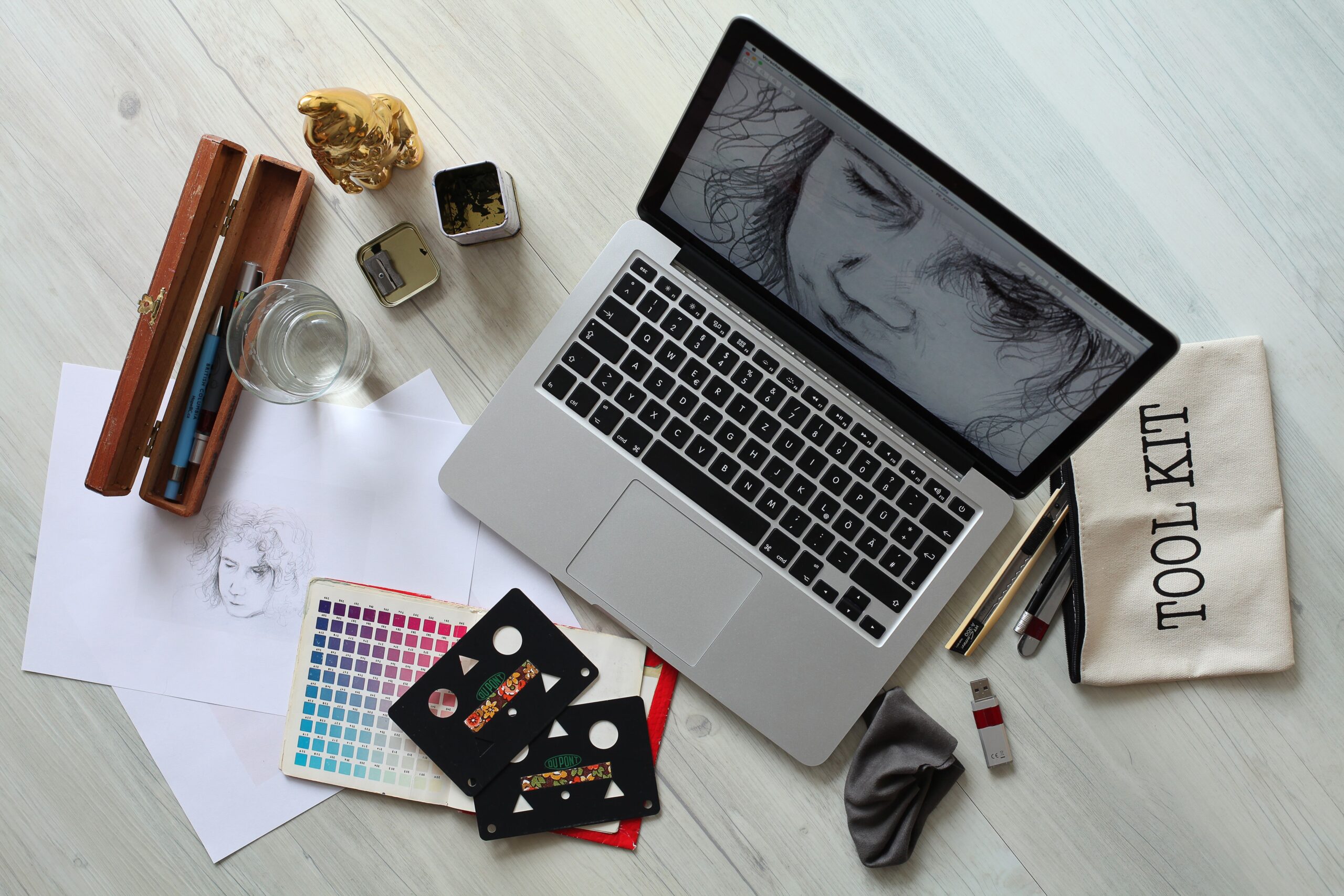 Escritorio de diseñador creativo con un portátil, guías de colores Pantone y bocetos analógicos, representando la transición del diseño al entorno digital vectorial. Escritorio de diseñador creativo con un portátil, guías de colores Pantone y bocetos analógicos, representando la transición del diseño al entorno digital vectorial.