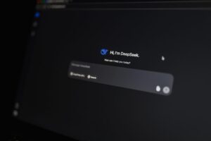 Interfaz de un chatbot de inteligencia artificial generativa en una pantalla de ordenador con modo oscuro.