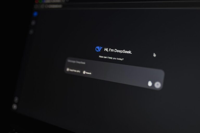 Interfaz de un chatbot de inteligencia artificial generativa en una pantalla de ordenador con modo oscuro.