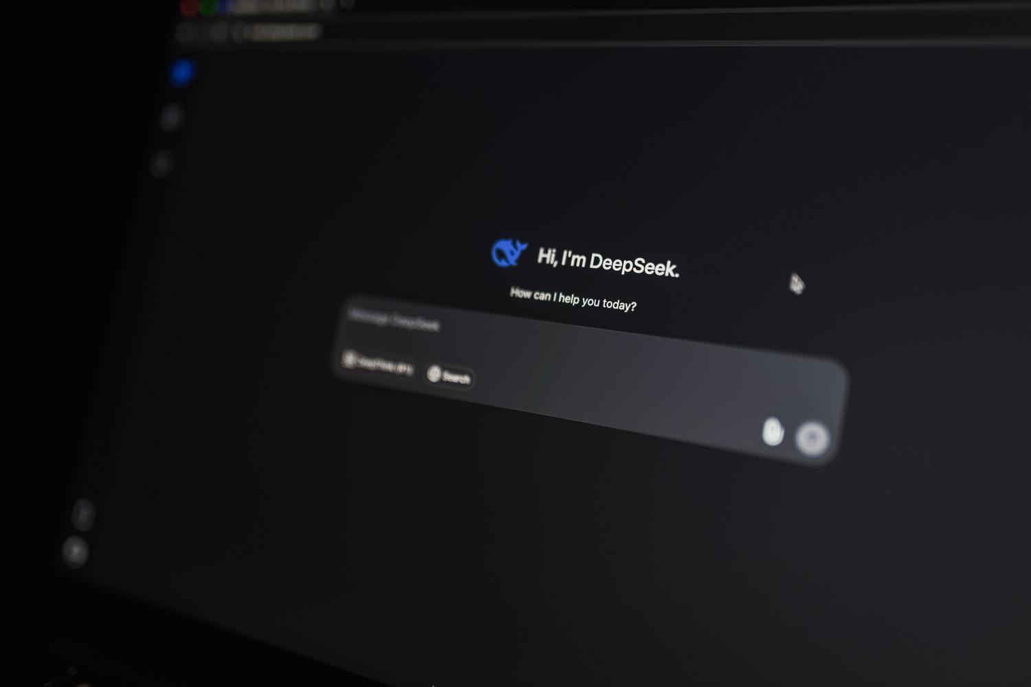 Interfaz de un chatbot de inteligencia artificial generativa en una pantalla de ordenador con modo oscuro. Interfaz de un chatbot de inteligencia artificial generativa en una pantalla de ordenador con modo oscuro.