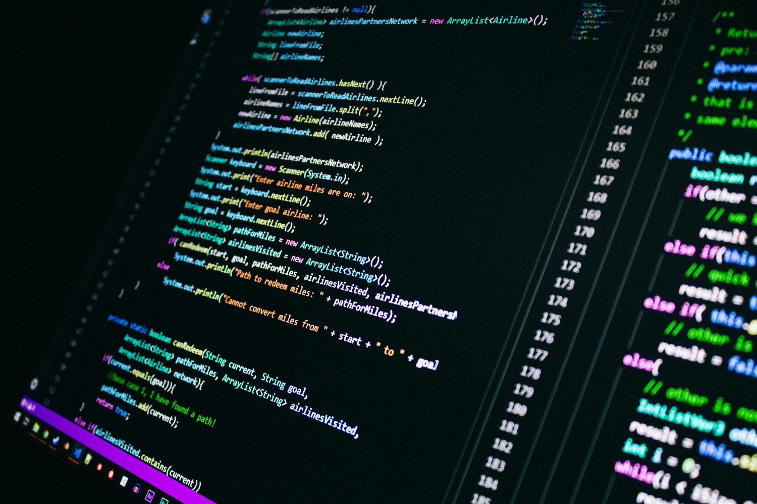 Primer plano de código de programación algorítmica en un editor de texto profesional con tema oscuro. Primer plano de código de programación algorítmica en un editor de texto profesional con tema oscuro.