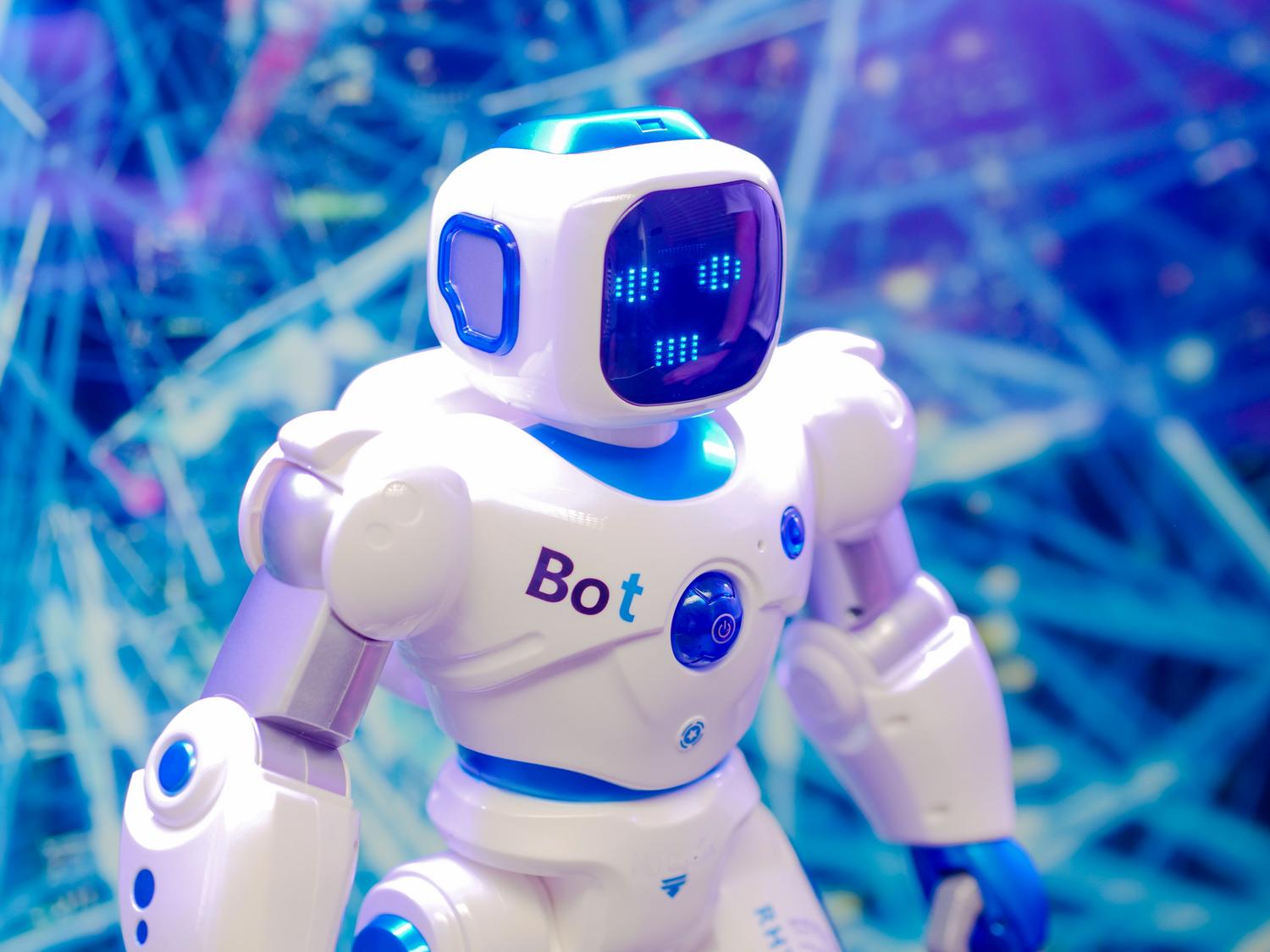 Robot humanoide con pantalla LED en el rostro, representando la aplicación de la IA en la robótica avanzada. Robot humanoide con pantalla LED en el rostro, representando la aplicación de la IA en la robótica avanzada.