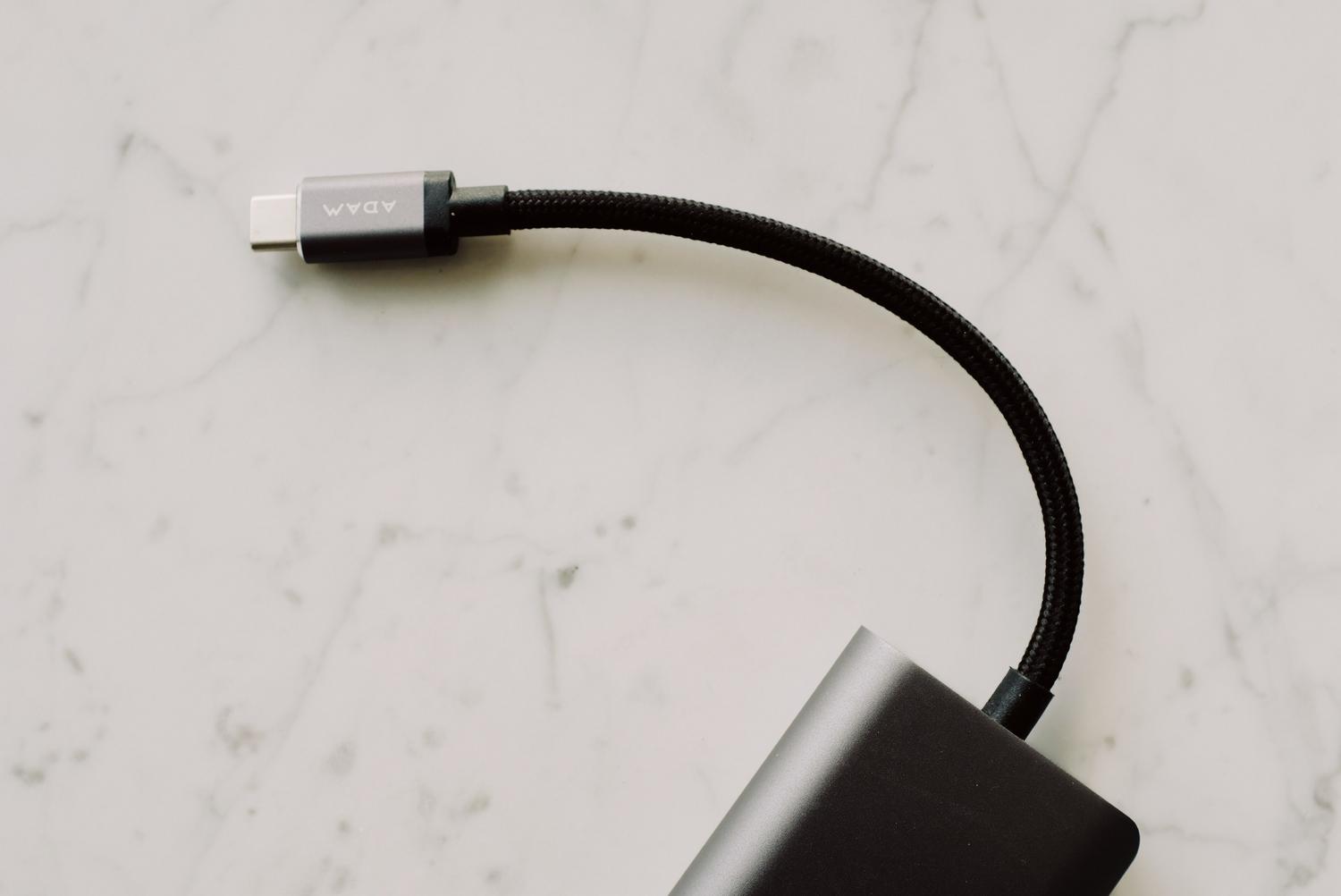 Detalle de un cable USB-C trenzado de alta calidad para verificar el estado del cableado y la transmisión de datos. Detalle de un cable USB-C trenzado de alta calidad para verificar el estado del cableado y la transmisión de datos.