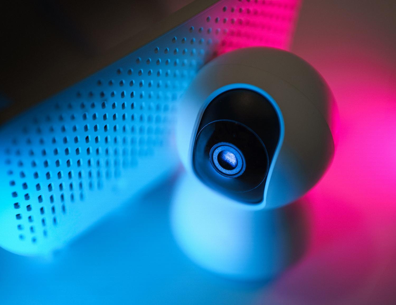 Cámara de seguridad inteligente con iluminación neón, simbolizando la estabilidad de conexión en dispositivos de hogar inteligente. Cámara de seguridad inteligente con iluminación neón, simbolizando la estabilidad de conexión en dispositivos de hogar inteligente.