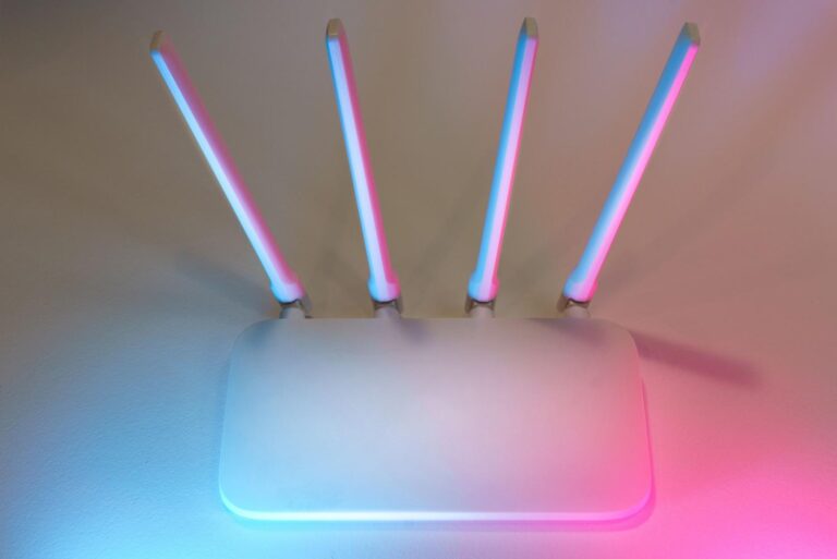 Router inalámbrico futurista con antenas iluminadas en colores neón, representando la alta velocidad y vanguardia del WiFi 7.