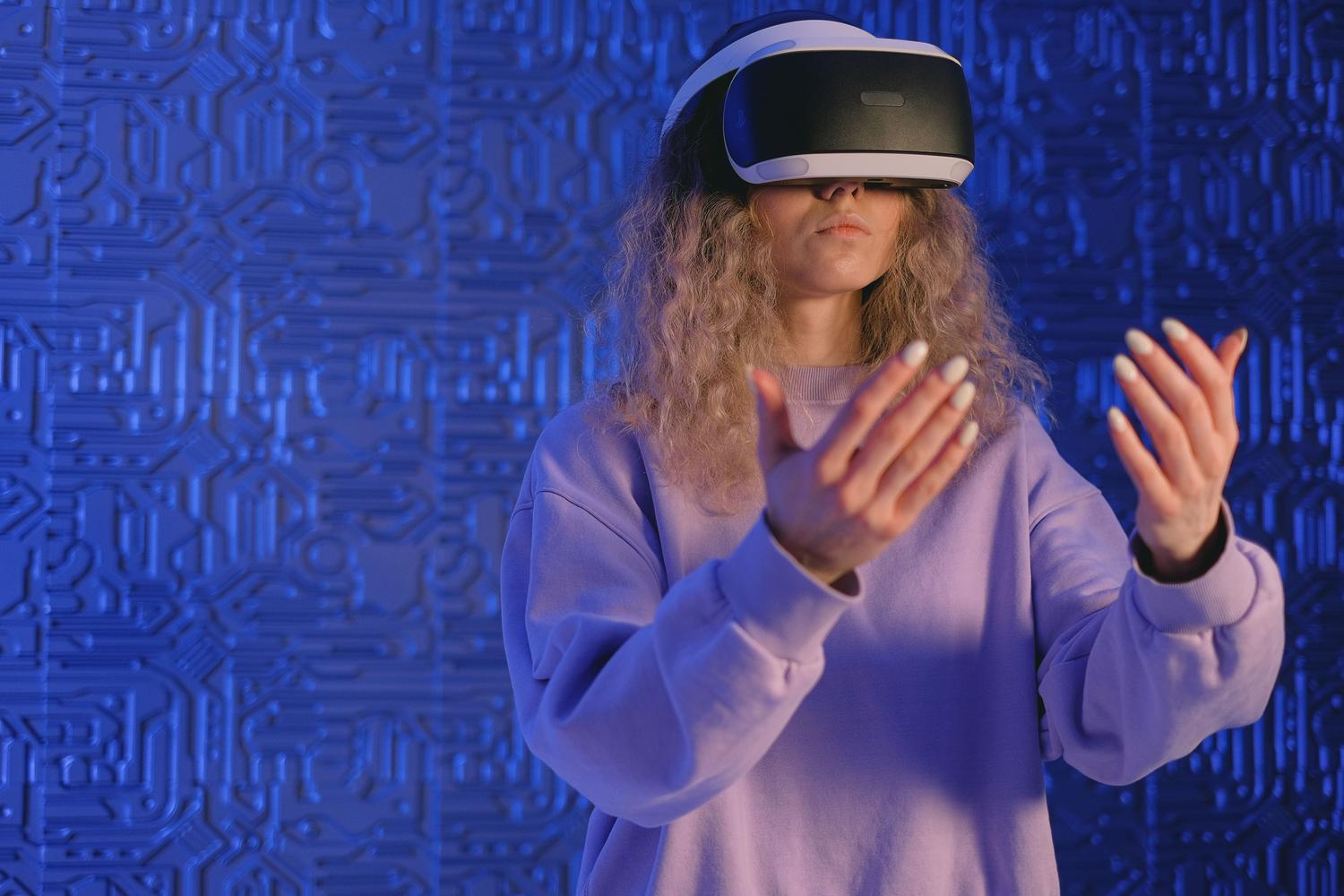 Persona utilizando gafas de realidad virtual en un entorno tecnológico con luces neón, ejemplificando la capacidad del WiFi 7 para soportar VR y Metaverso sin latencia. Persona utilizando gafas de realidad virtual en un entorno tecnológico con luces neón, ejemplificando la capacidad del WiFi 7 para soportar VR y Metaverso sin latencia.