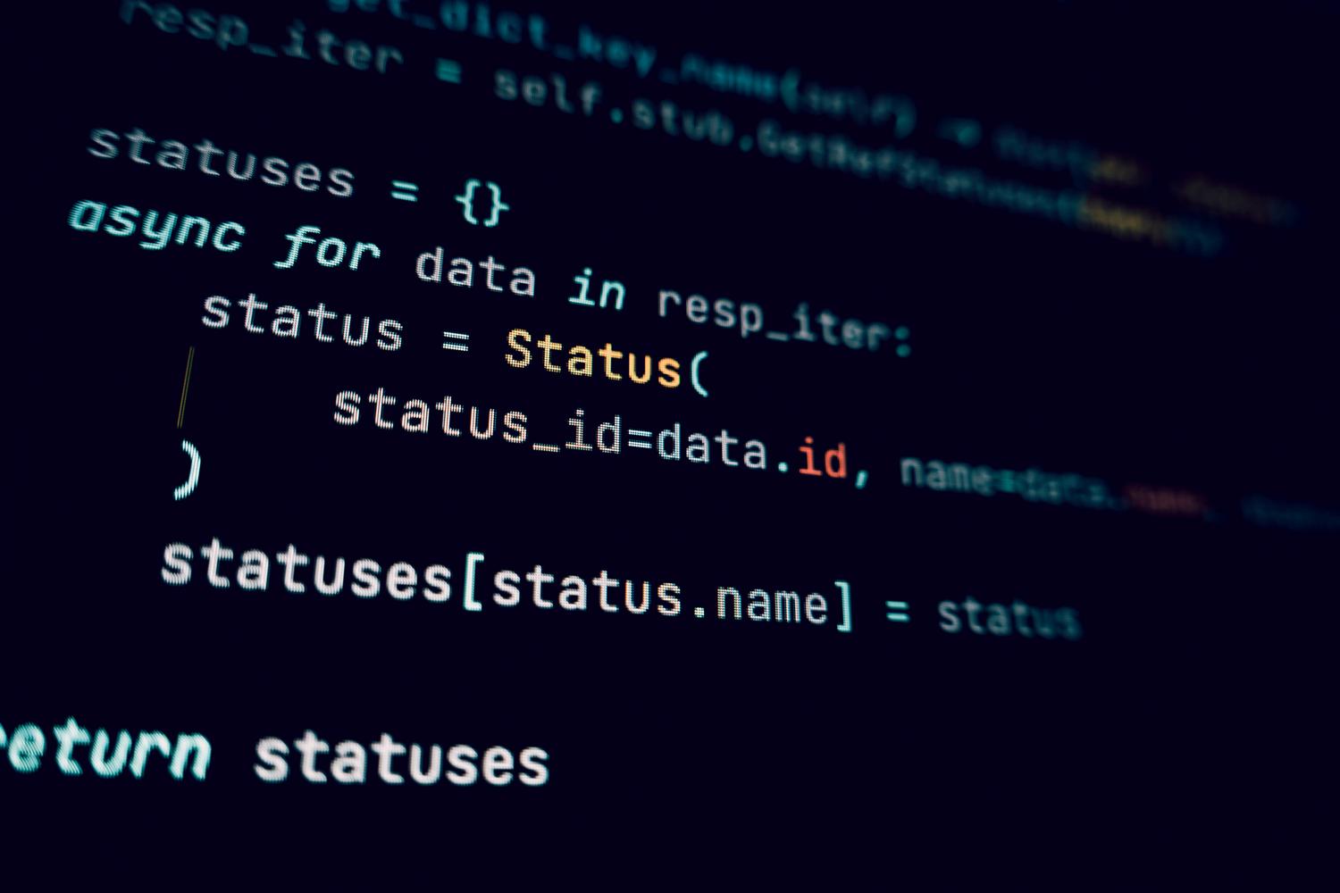 Código de programación Android Primer plano detallado de código de programación en un monitor con tema oscuro, representando la escritura de software.