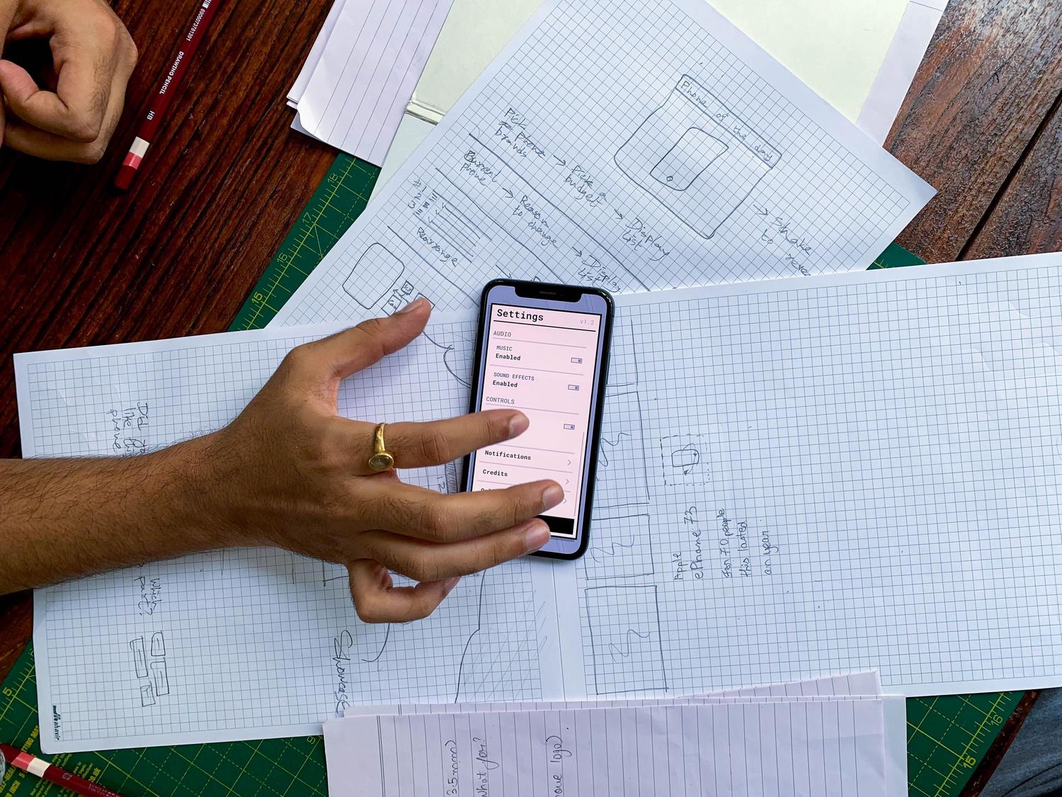 Diseño de interfaces UI/UX para Android Proceso de diseño de interfaces UI/UX para aplicaciones móviles, desde bocetos en papel hasta el prototipo final en el smartphone.