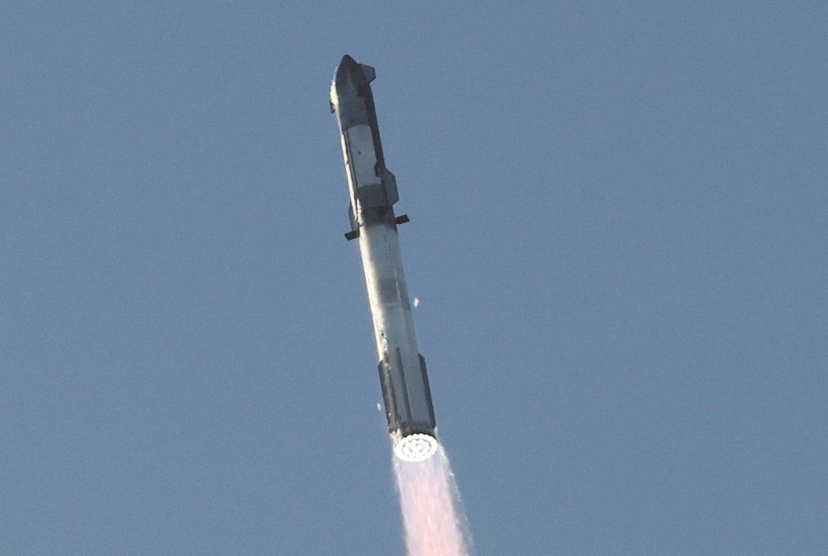 Starship de SpaceX en una fase de vuelo Starship de SpaceX en una fase de vuelo