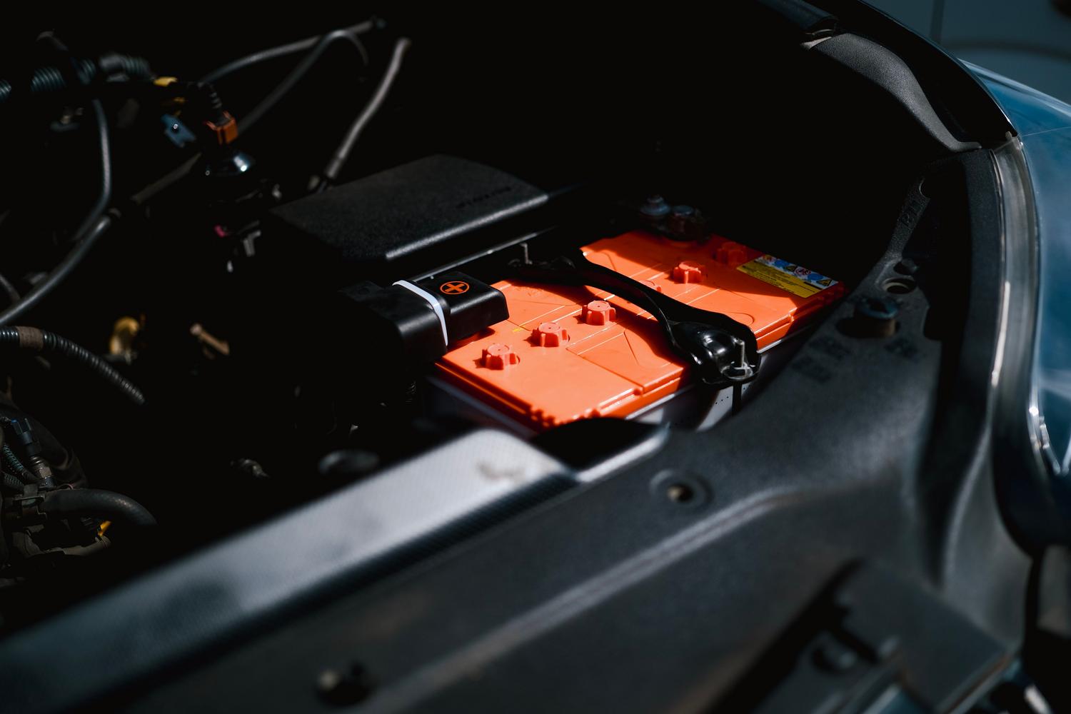 Vista detallada de la batería de un coche eléctrico instalada en el compartimento del motor. Vista detallada de la batería de un coche eléctrico instalada en el compartimento del motor.