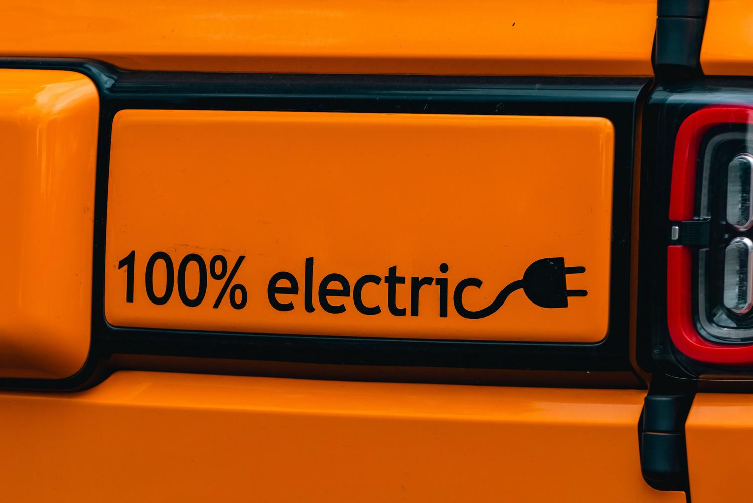 Vehículo eléctrico moderno con emblema de 100% eléctrico, resaltando la sostenibilidad de las baterías LMR. Vehículo eléctrico moderno con emblema de 100% eléctrico, resaltando la sostenibilidad de las baterías LMR.