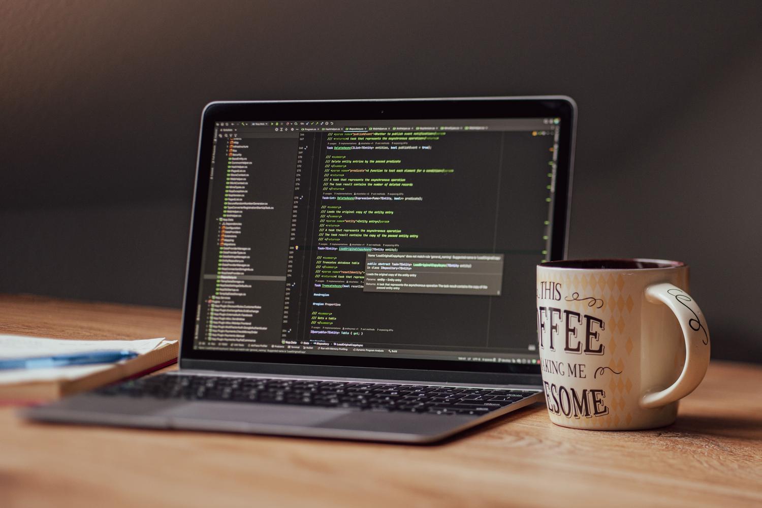 Espacio de trabajo tecnológico con un editor de código y café, evocando el ambiente de desarrollo y personalización de las distros de Linux. Espacio de trabajo tecnológico con un editor de código y café, evocando el ambiente de desarrollo y personalización de las distros de Linux.