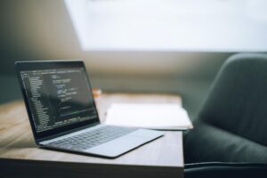 Laptop en un entorno moderno mostrando código, representando la versatilidad y potencia de Linux.