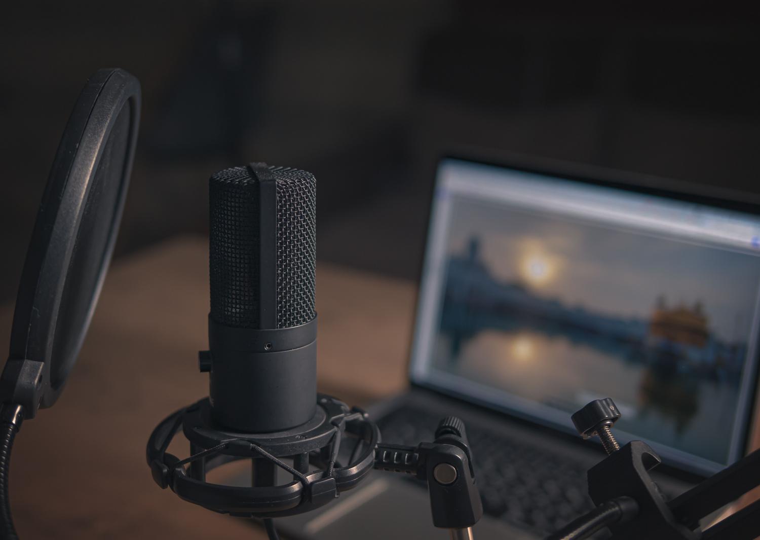 Configuración técnica de audio con micrófono de condensador y ordenador portátil en un estudio Configuración técnica de audio con micrófono de condensador y ordenador portátil en un estudio