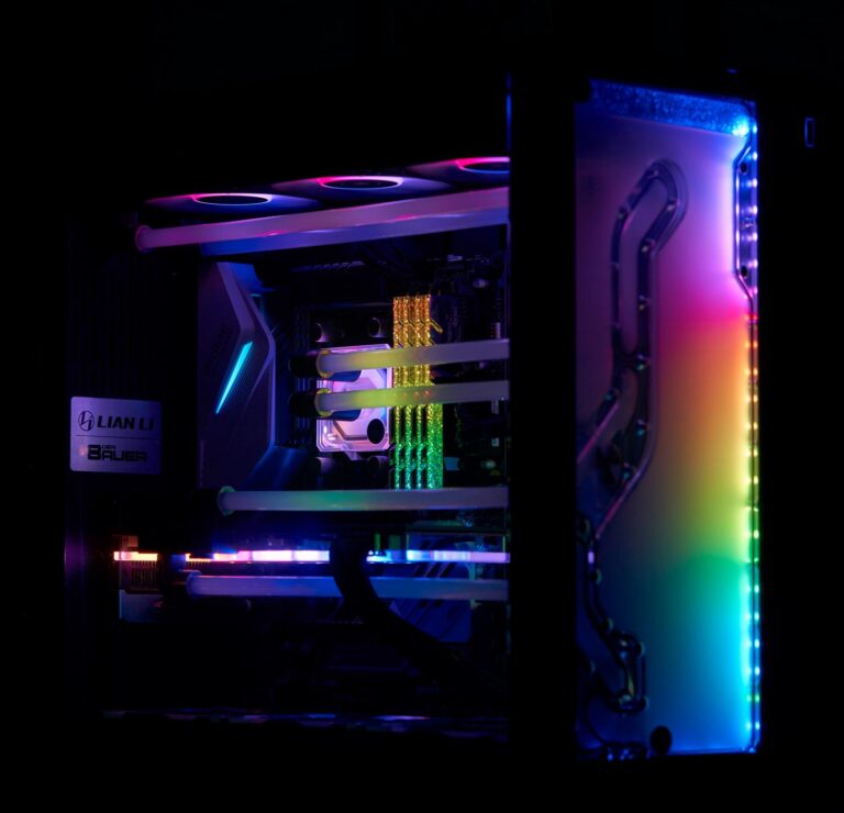 Interior de un PC gaming de gama alta con iluminación RGB sincronizada en degradado de arcoíris
