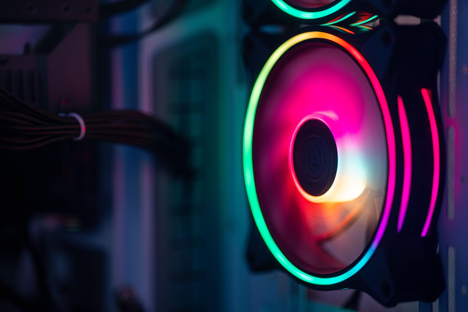 Detalle de un ventilador RGB vibrante instalado en la caja de un ordenador gaming Detalle de un ventilador RGB vibrante instalado en la caja de un ordenador gaming