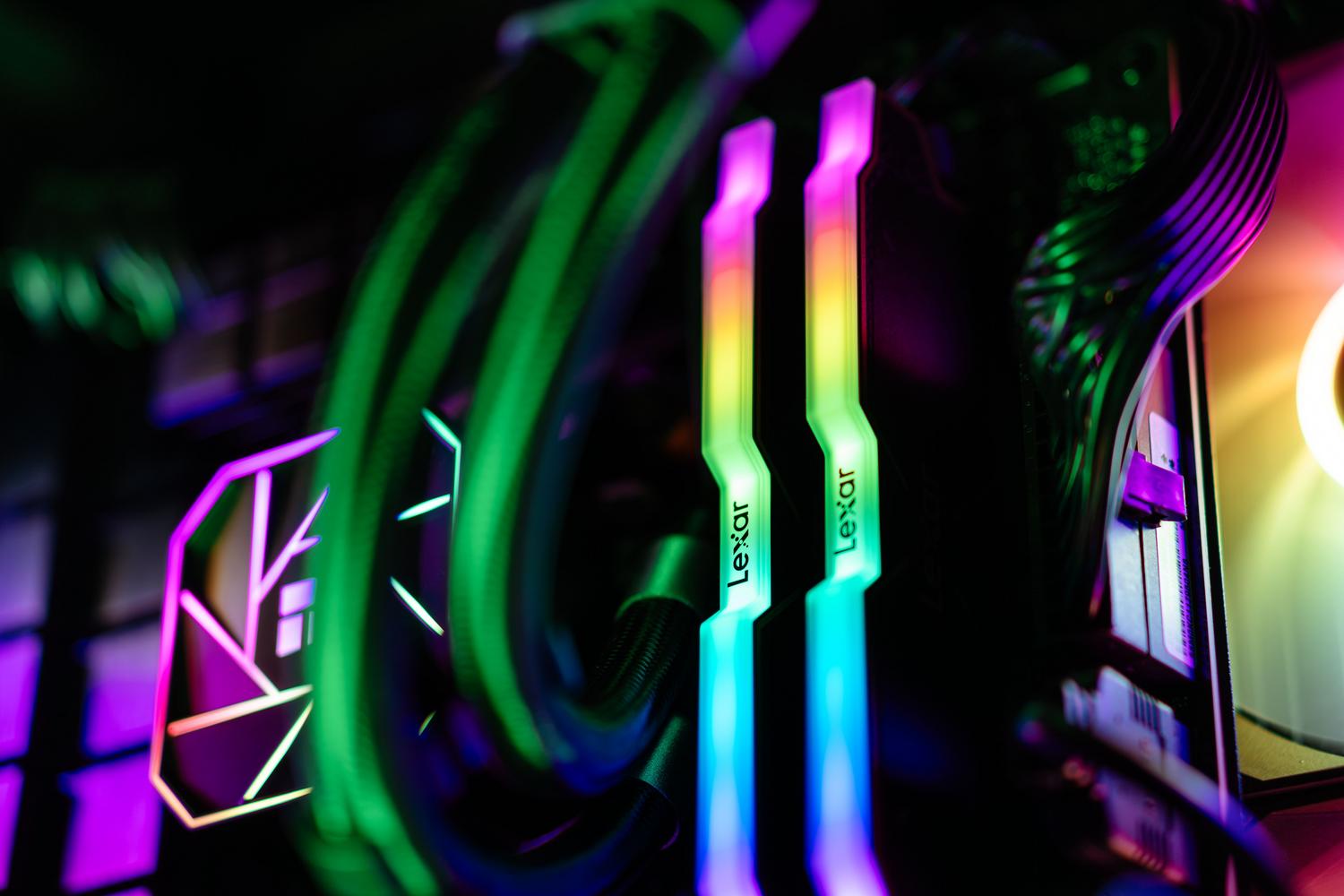 Primer plano de módulos de memoria RAM y tubos de refrigeración líquida con iluminación RGB Primer plano de módulos de memoria RAM y tubos de refrigeración líquida con iluminación RGB
