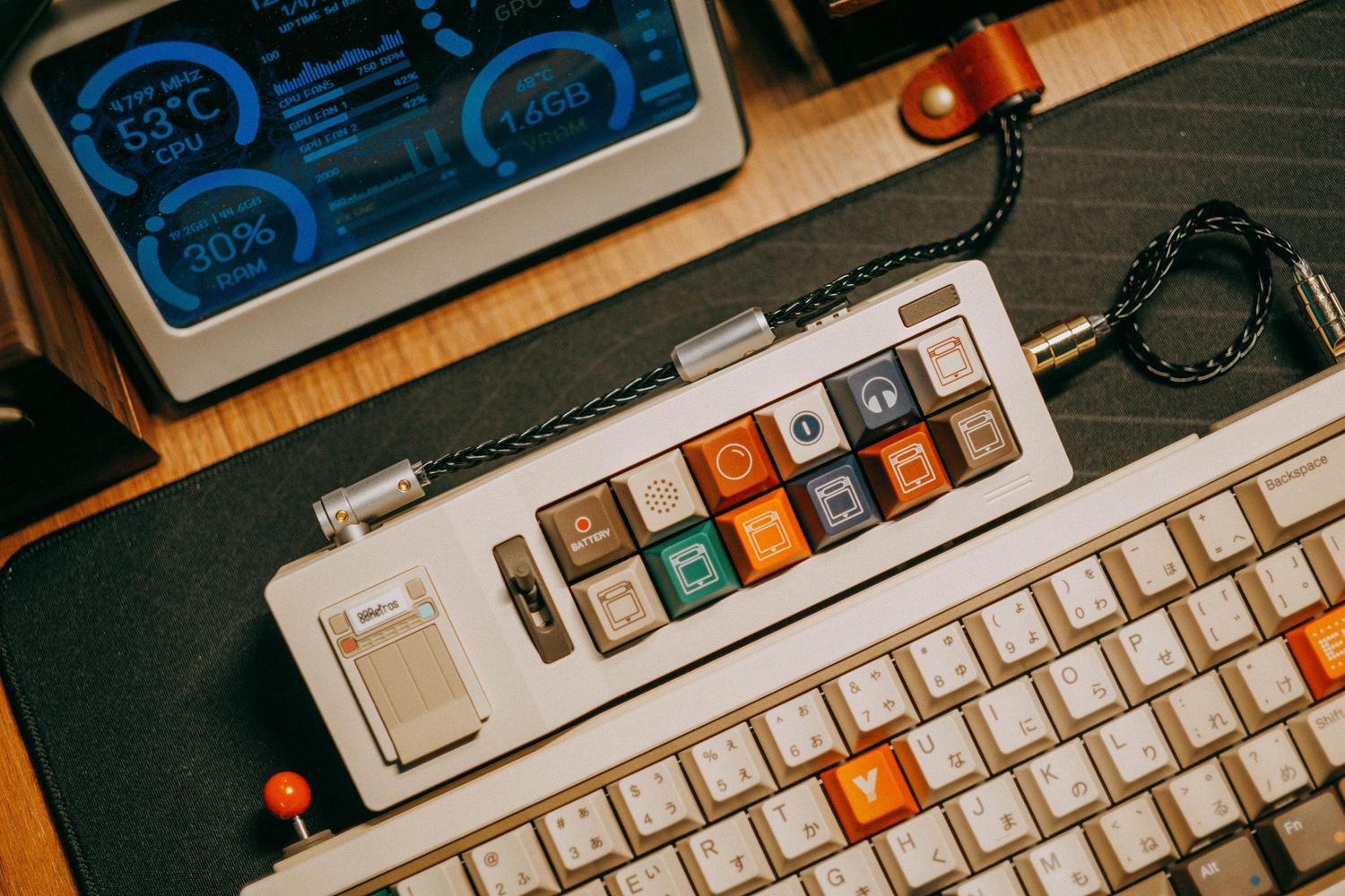 Teclado mecánico compacto con teclas personalizadas, periférico ideal para la portabilidad de un cyberdeck. Teclado mecánico compacto con teclas personalizadas, periférico ideal para la portabilidad de un cyberdeck.