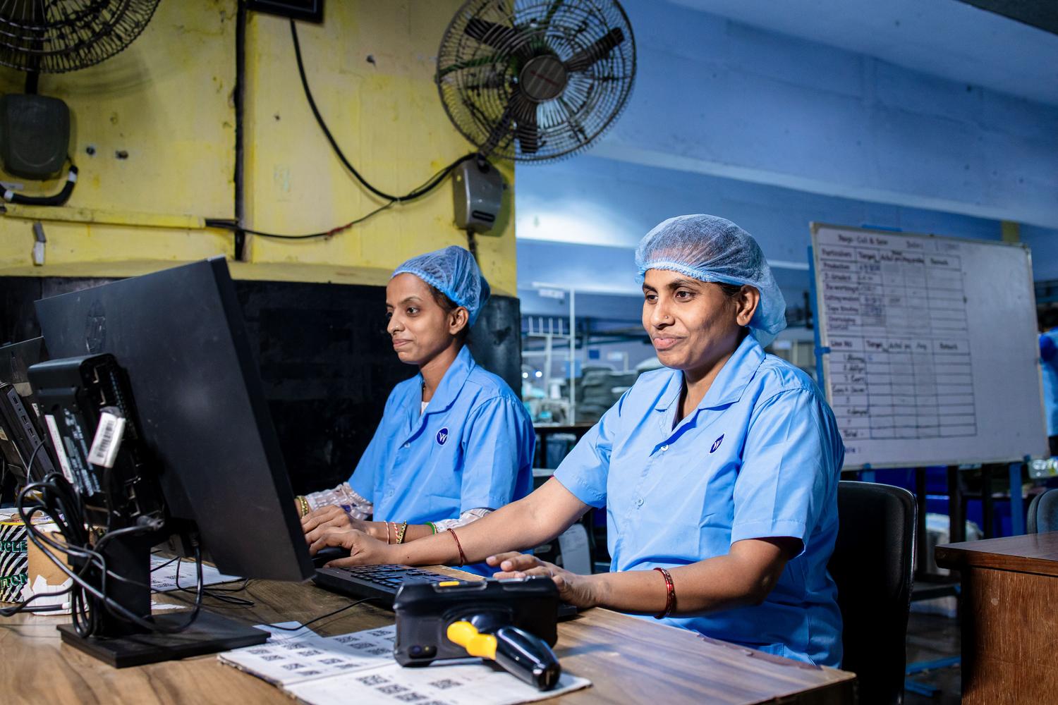 Trabajadores industriales operando estaciones de trabajo digitales para la optimización de procesos Trabajadores industriales operando estaciones de trabajo digitales para la optimización de procesos