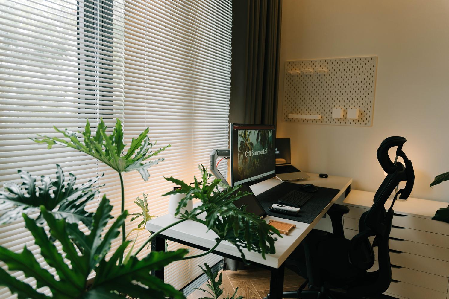 Oficina en casa con persianas para controlar la entrada de luz solar y evitar reflejos. Oficina en casa con persianas para controlar la entrada de luz solar y evitar reflejos.