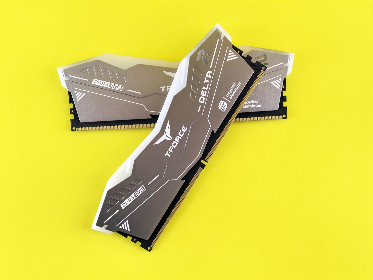Módulos de memoria RAM DDR5 RGB de alto rendimiento para PC de sobremesa, representando la arquitectura CUDIMM. Módulos de memoria RAM DDR5 RGB de alto rendimiento para PC de sobremesa, representando la arquitectura CUDIMM.