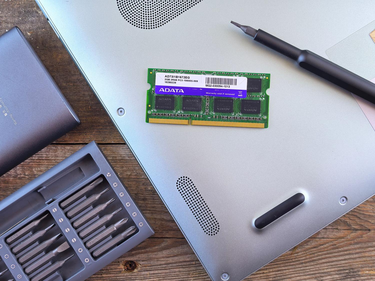 Módulo de memoria RAM SO-DIMM sobre el chasis de un ordenador portátil junto a herramientas de precisión, ilustrando el formato CSODIMM. Módulo de memoria RAM SO-DIMM sobre el chasis de un ordenador portátil junto a herramientas de precisión, ilustrando el formato CSODIMM.