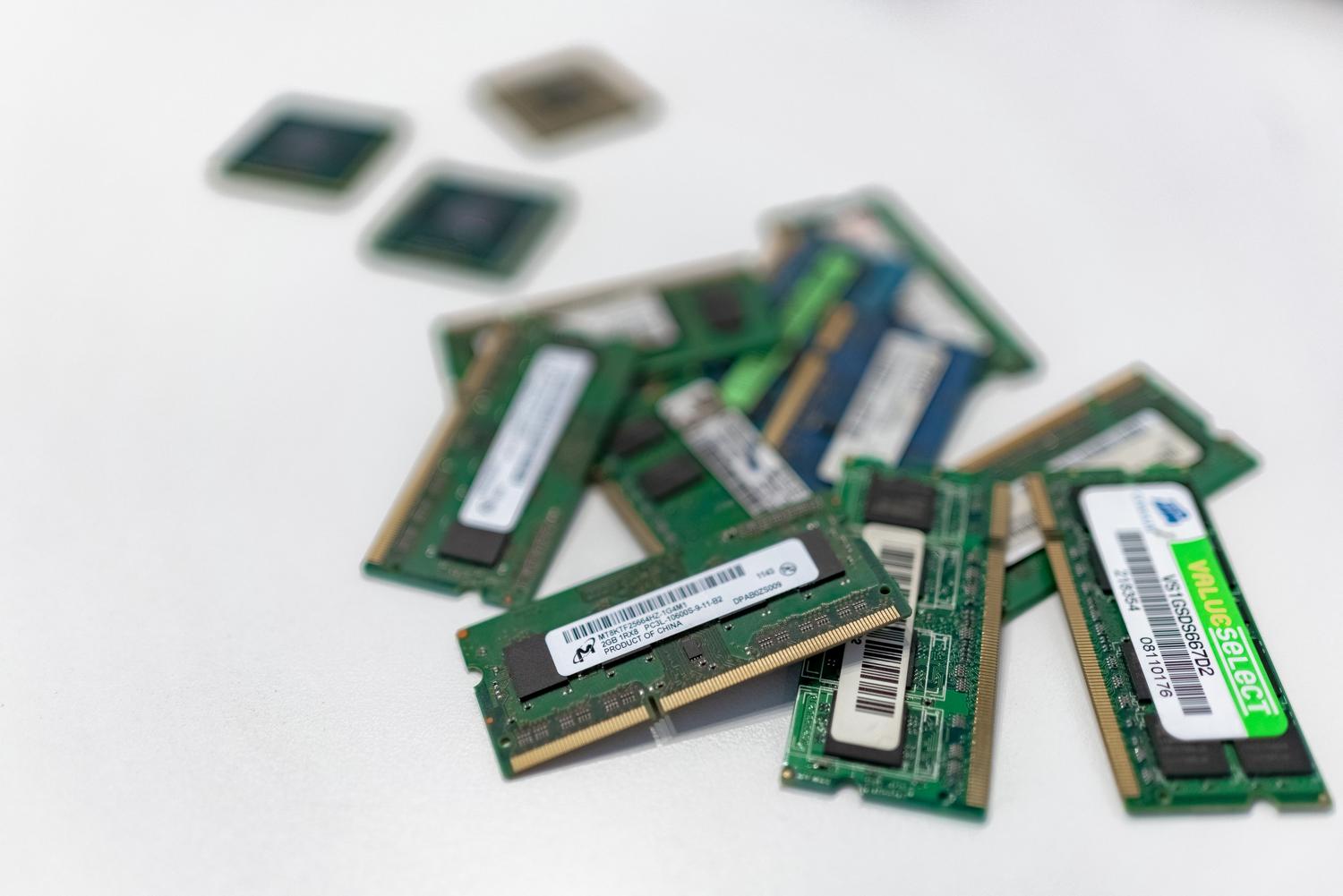 Conjunto de diversos módulos de memoria RAM sobre un fondo blanco, representando la tecnología de memoria DDR5 de forma general. Conjunto de diversos módulos de memoria RAM sobre un fondo blanco, representando la tecnología de memoria DDR5 de forma general.