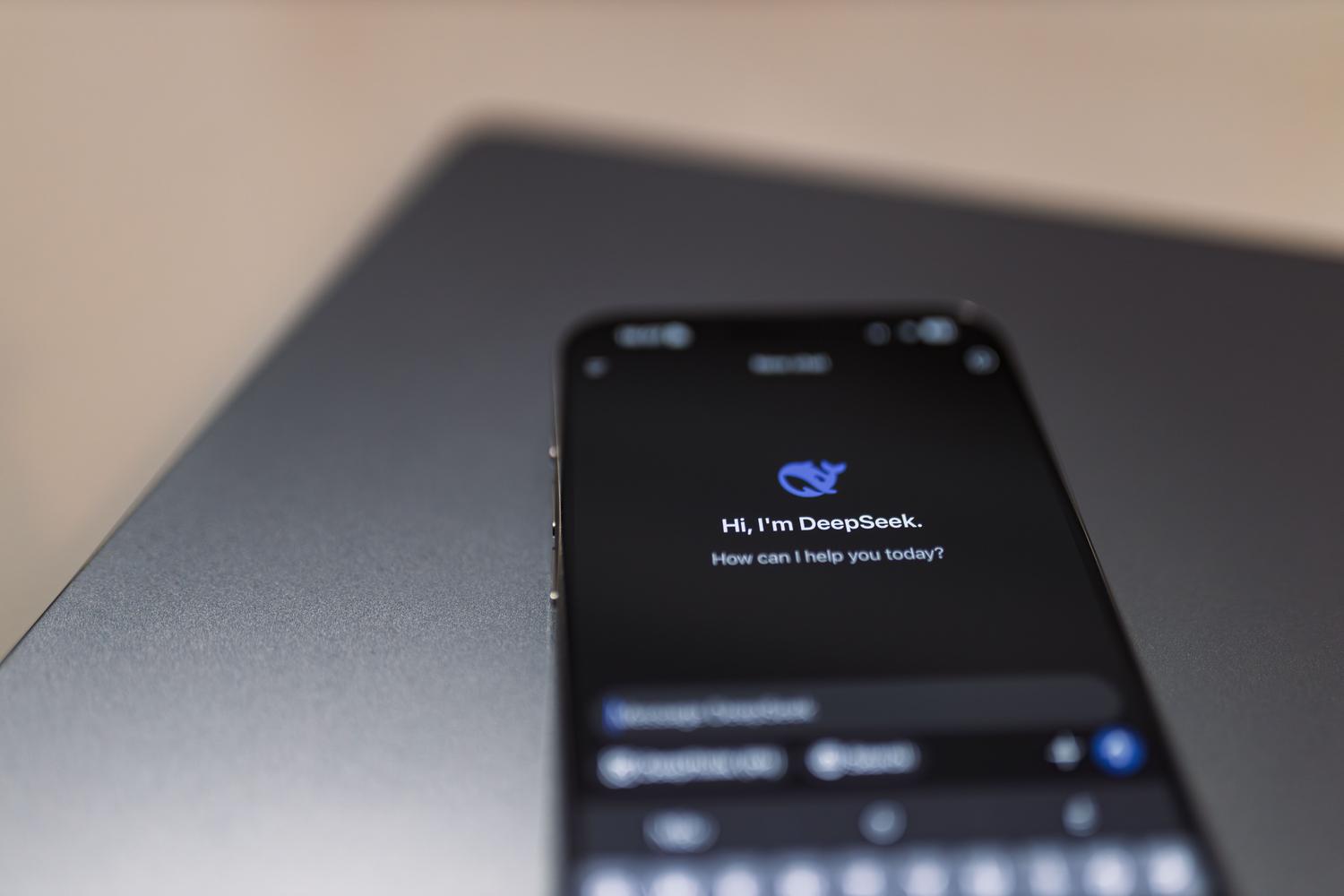 Primer plano de un smartphone mostrando una interfaz de asistente de inteligencia artificial generativa. Primer plano de un smartphone mostrando una interfaz de asistente de inteligencia artificial generativa.