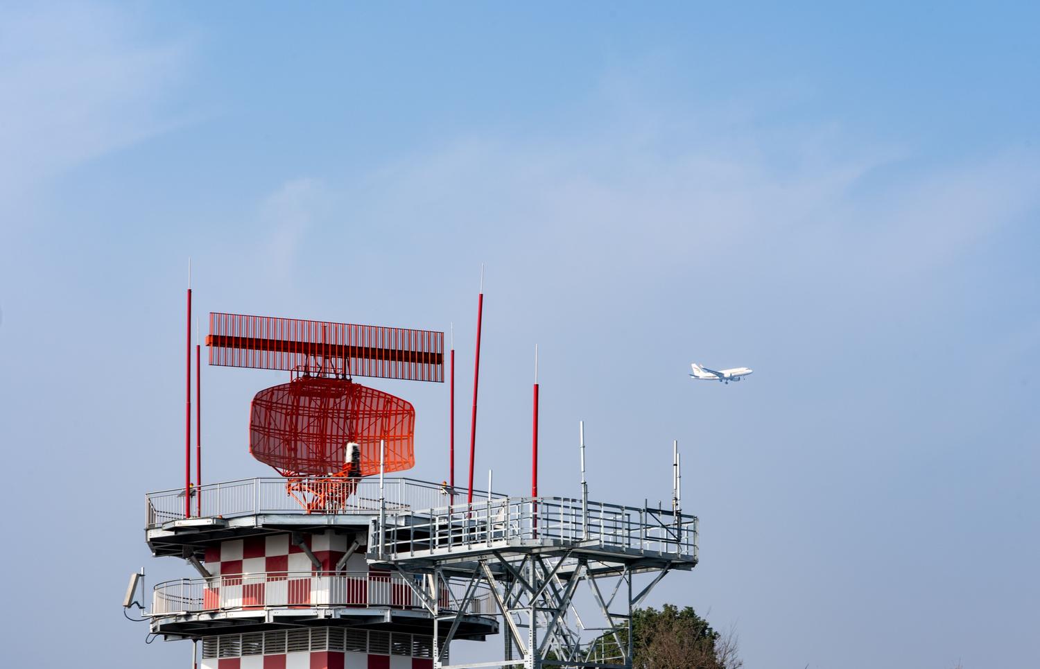 Torre de radar y avión en el cielo, representando la tecnología de seguimiento ADS-B utilizada por Pi-Sky. Torre de radar y avión en el cielo, representando la tecnología de seguimiento ADS-B utilizada por Pi-Sky.