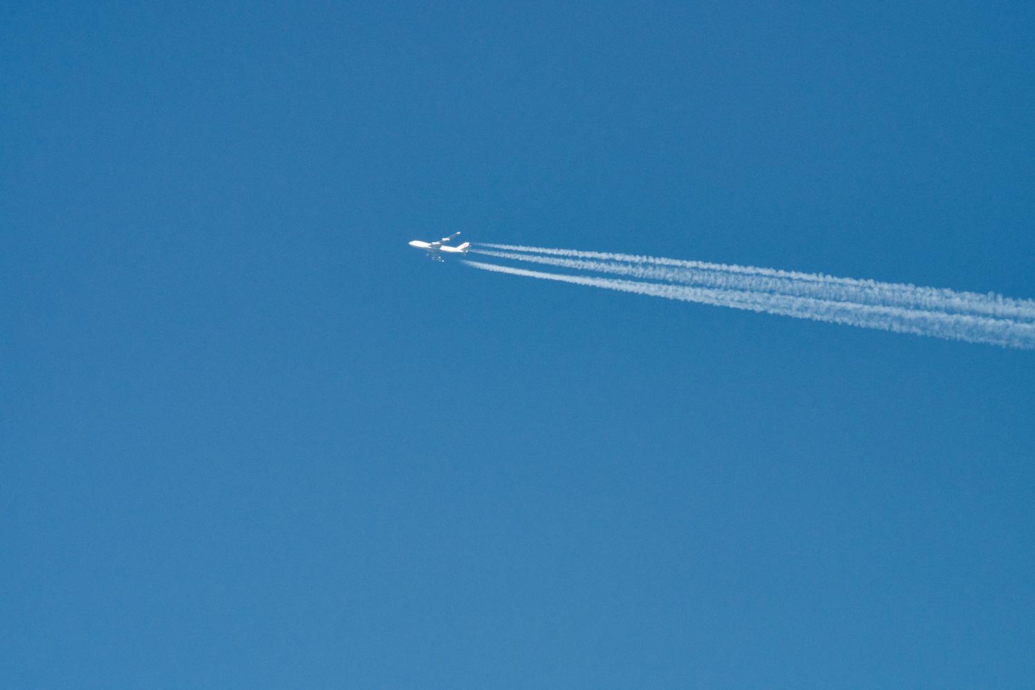 Aviación comercial dejando una estela blanca en un cielo azul despejado, ilustrando la curiosidad por el tráfico aéreo. Aviación comercial dejando una estela blanca en un cielo azul despejado, ilustrando la curiosidad por el tráfico aéreo.