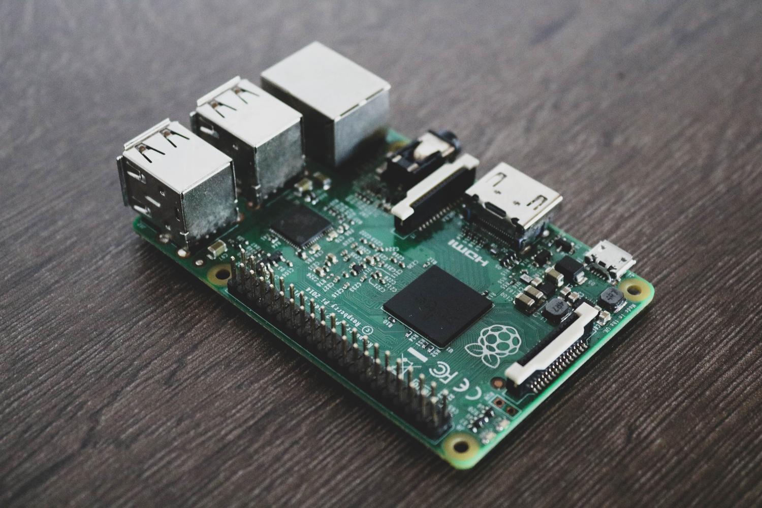 Primer plano detallado de una placa Raspberry Pi, pilar del hardware de código abierto. Primer plano detallado de una placa Raspberry Pi, pilar del hardware de código abierto.