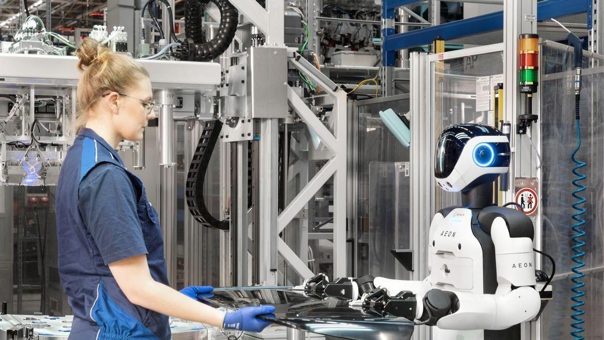 Humanoides colaborando en la fabricación de automóviles Robots humanoides en cadena de montaje