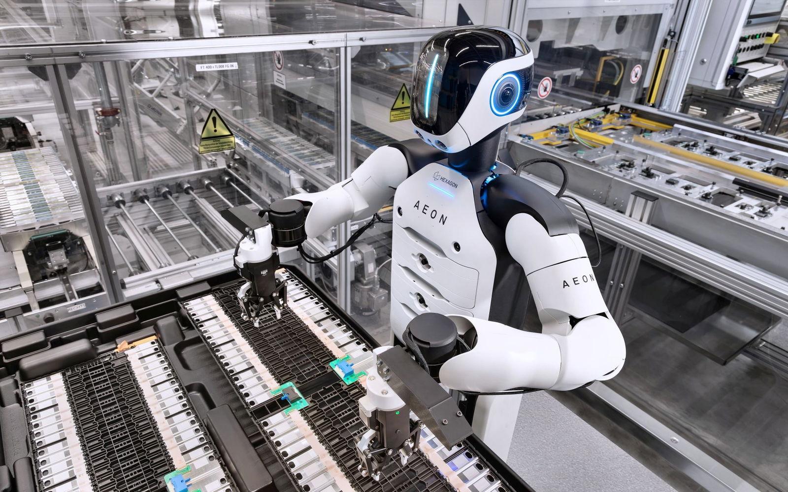 Figure con Helix 2.5 realizando tareas domésticas Robot humanoide ordenando una habitación
