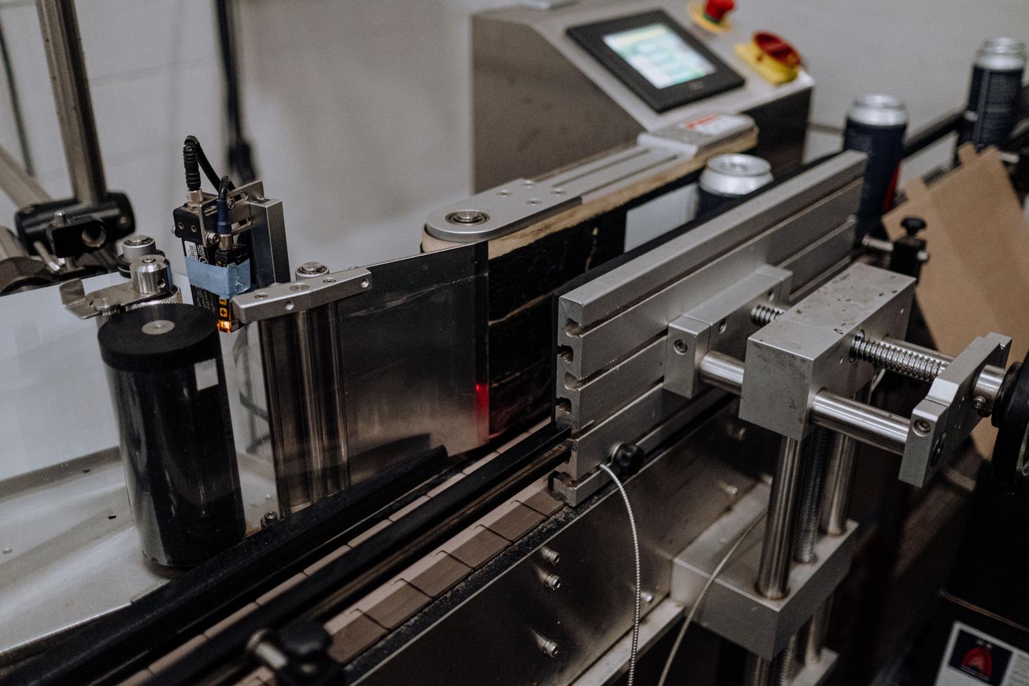 LĆnea de producción automatizada de latas con sistema de control HMI y sensores de posición LĆnea de producción automatizada de latas con sistema de control HMI y sensores de posición