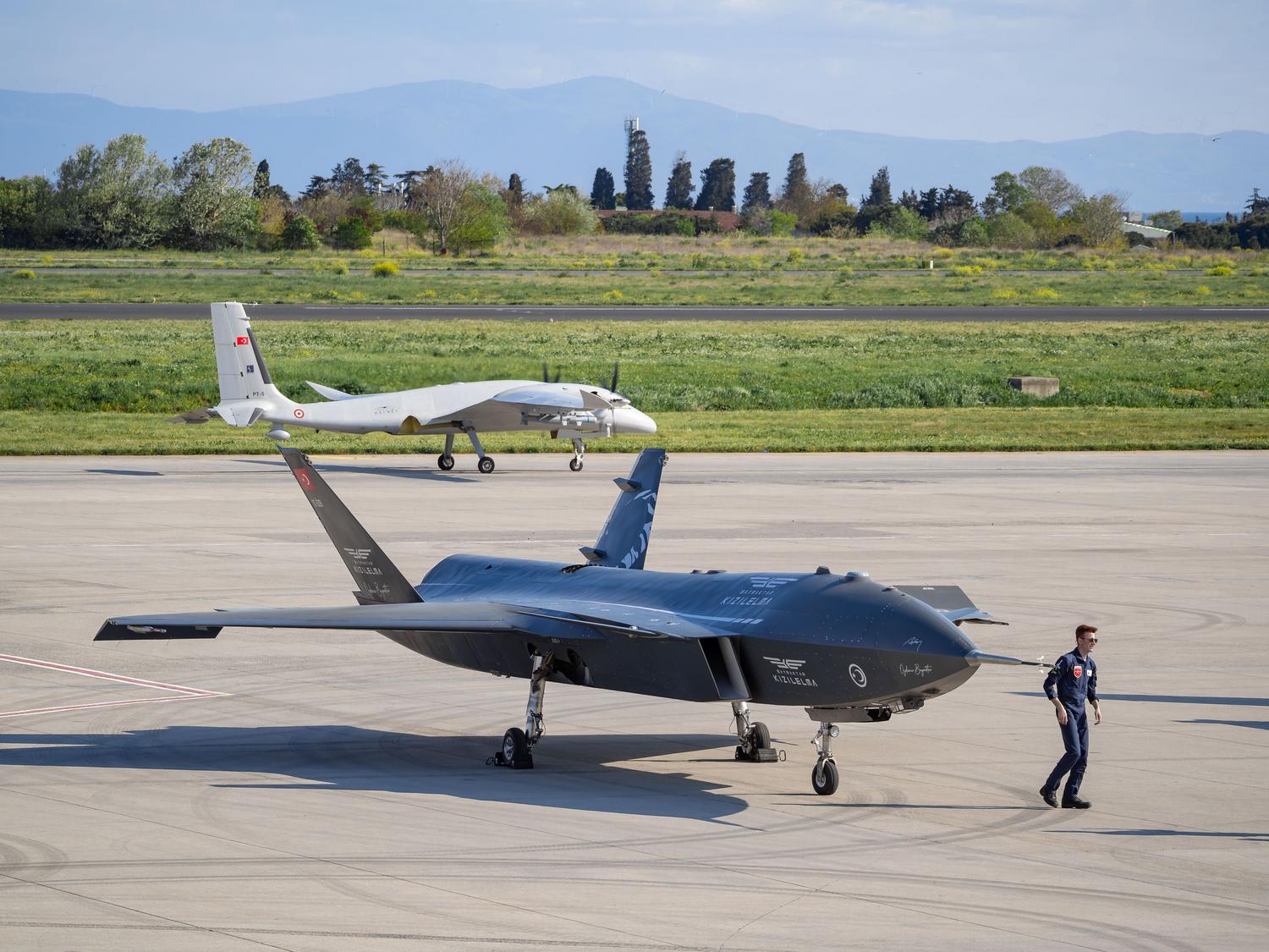 Drones militares avanzados desplegados en una pista, ilustrando las capacidades operativas reales de la autonomÃa aérea actual. Drones militares avanzados desplegados en una pista, ilustrando las capacidades operativas reales de la autonomÃa aérea actual.