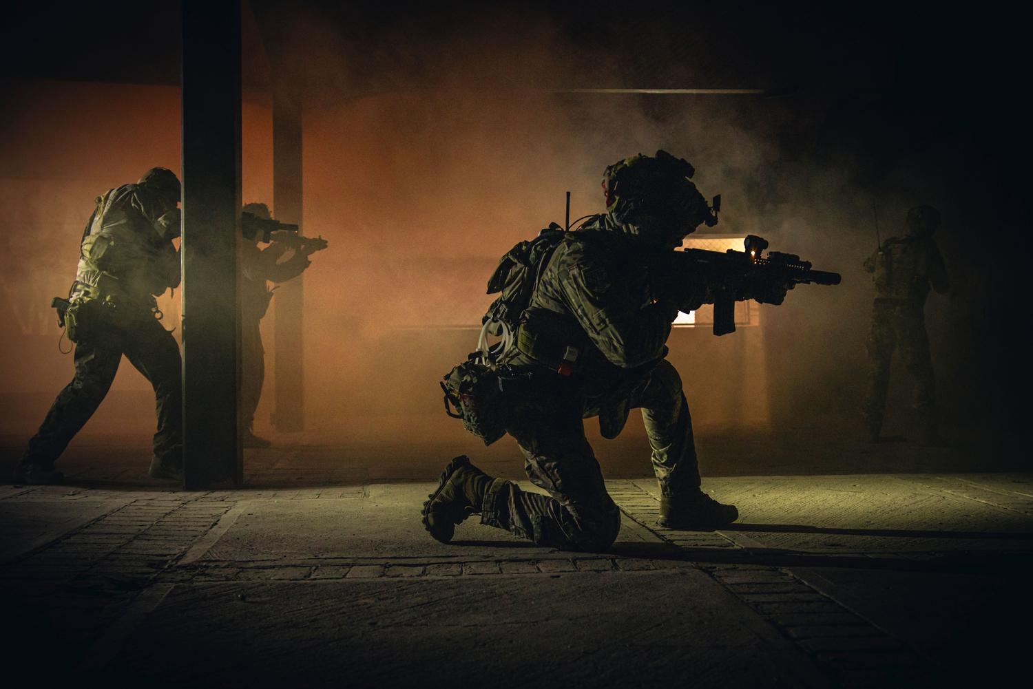 Operación militar táctica nocturna con soldados equipados en entorno complejo, reflejando la necesidad de adaptar la IA a condiciones reales de campo. Operación militar táctica nocturna con soldados equipados en entorno complejo, reflejando la necesidad de adaptar la IA a condiciones reales de campo.