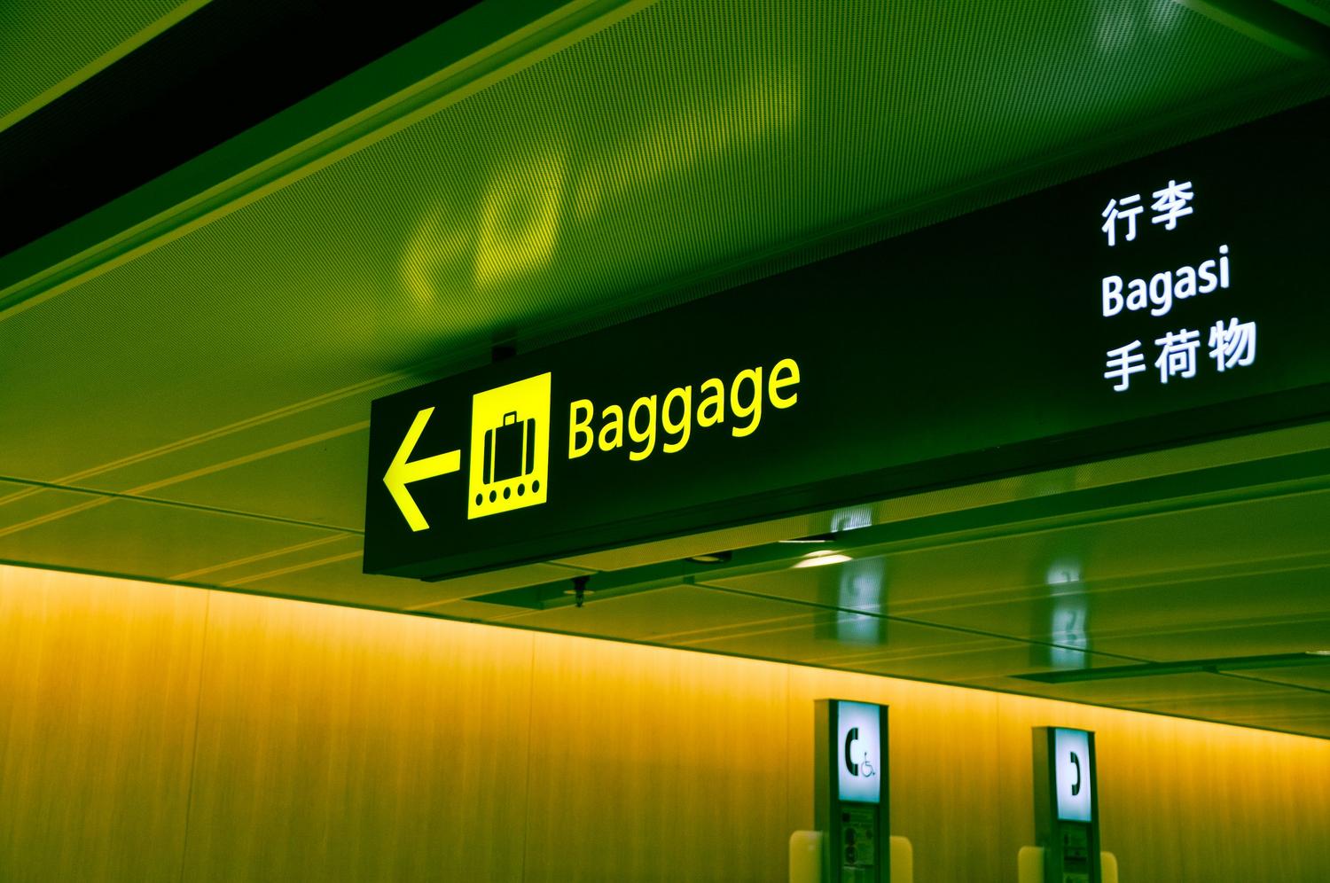 Cartel de equipajes en un aeropuerto con traducciones en varios idiomas para viajeros internacionales Cartel de equipajes en un aeropuerto con traducciones en varios idiomas para viajeros internacionales