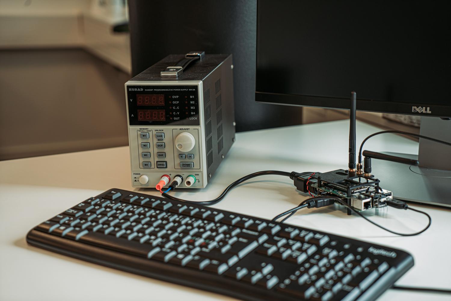 Estación de trabajo de desarrollo de hardware y software, reflejando el entorno de compilación y SDK utilizado para programar el módulo Amlogic. Estación de trabajo de desarrollo de hardware y software, reflejando el entorno de compilación y SDK utilizado para programar el módulo Amlogic.