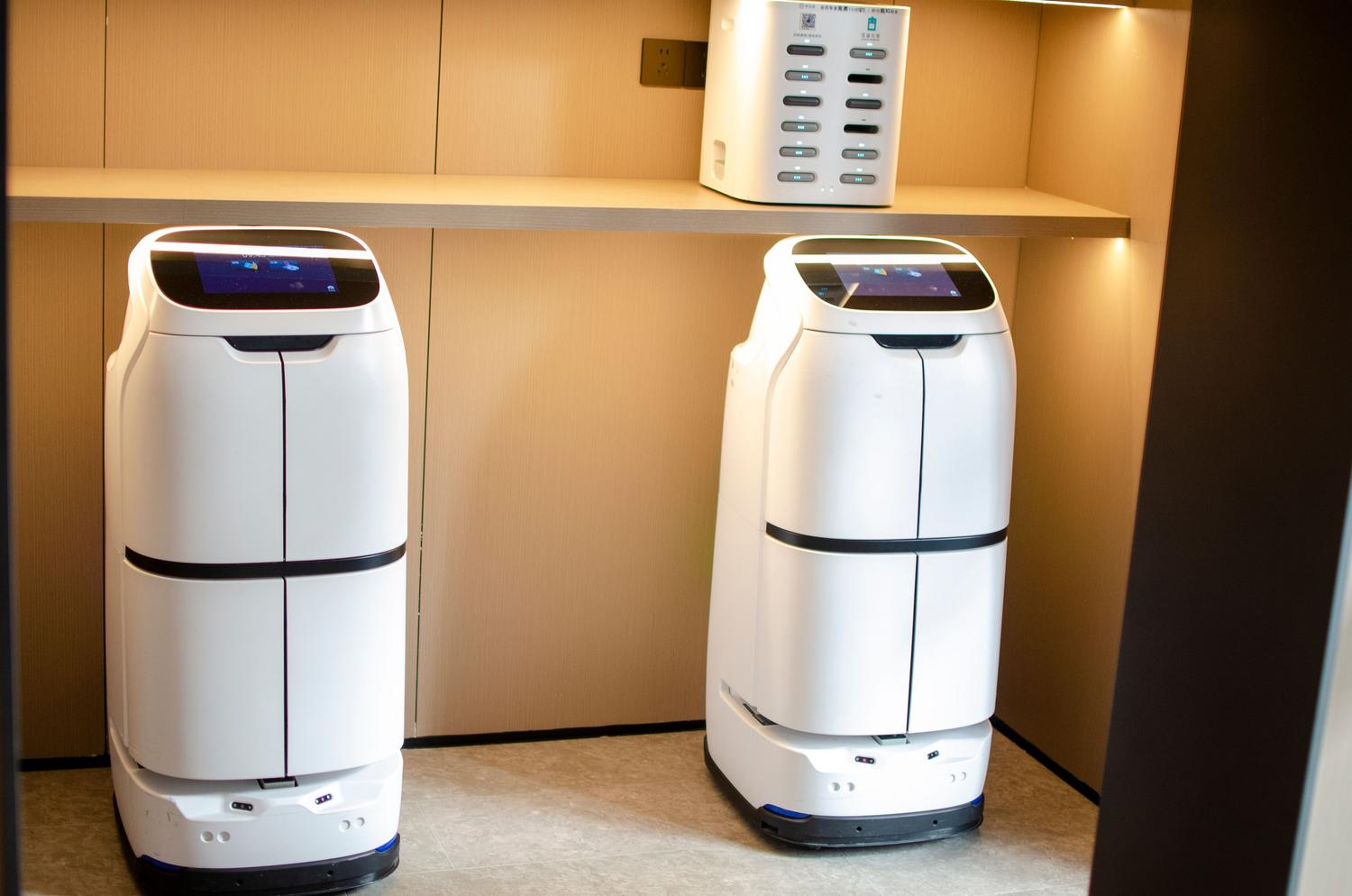 Robots de entrega autónomos en un entorno moderno, ejemplo de aplicación real de la computación en el borde (Edge AI). Robots de entrega autónomos en un entorno moderno, ejemplo de aplicación real de la computación en el borde (Edge AI).