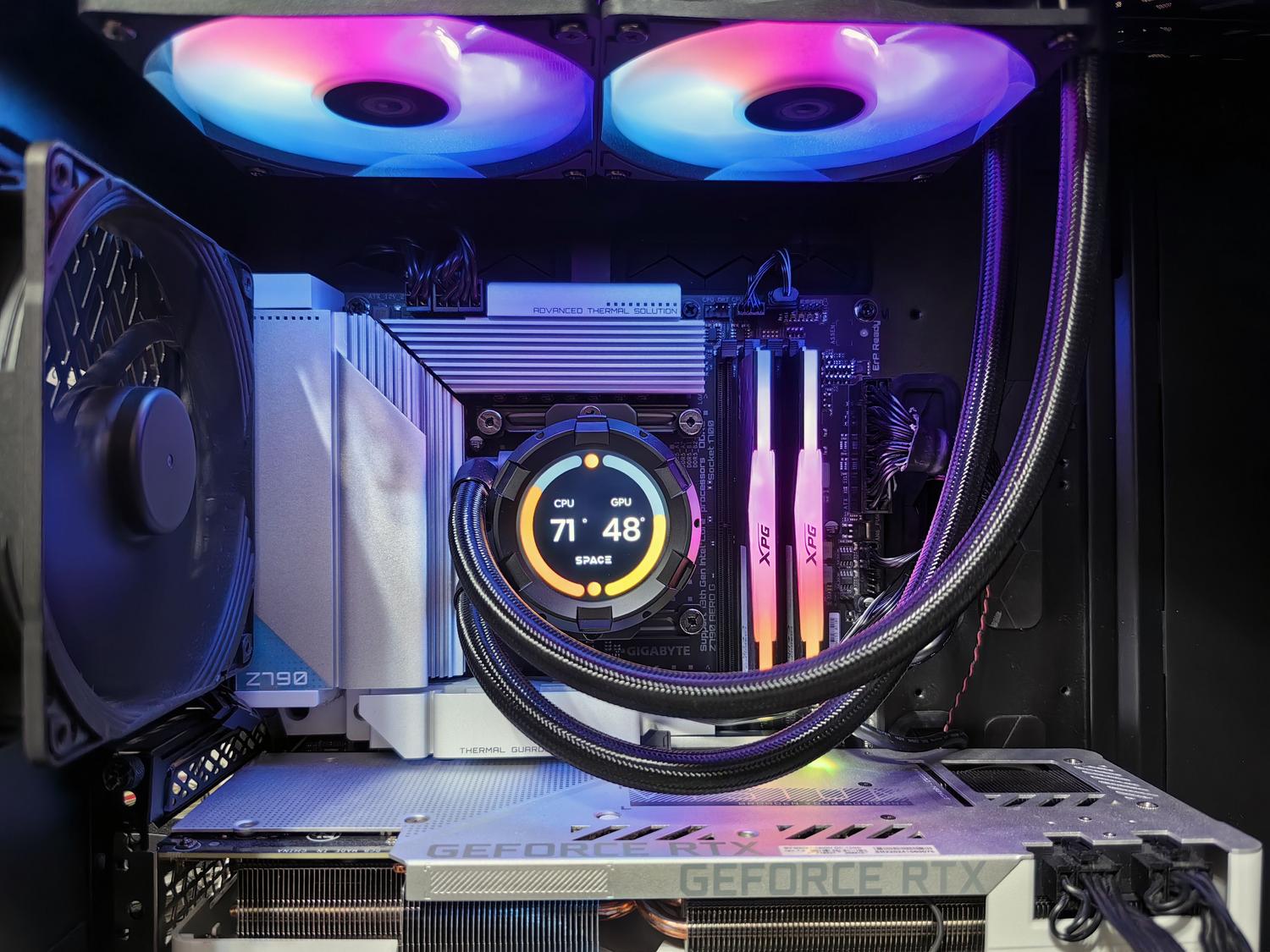 Componentes internos de un PC gaming moderno con iluminación RGB y GPU, resaltando la tecnologÃa de vanguardia. Componentes internos de un PC gaming moderno con iluminación RGB y GPU, resaltando la tecnologÃa de vanguardia.