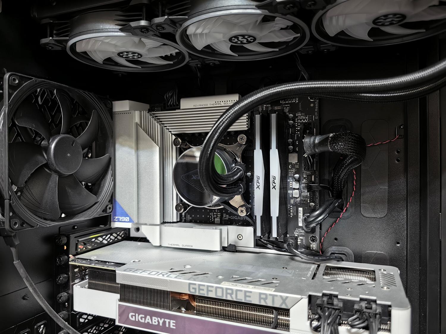 Detalle del montaje de un PC gaming con una tarjeta gráfica GeForce RTX, ideal para ilustrar la potencia del hardware. Detalle del montaje de un PC gaming con una tarjeta gráfica GeForce RTX, ideal para ilustrar la potencia del hardware.